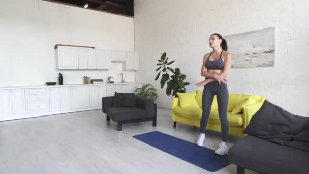 Mulher bonita fazendo fitness em casa — Vídeo de Stock