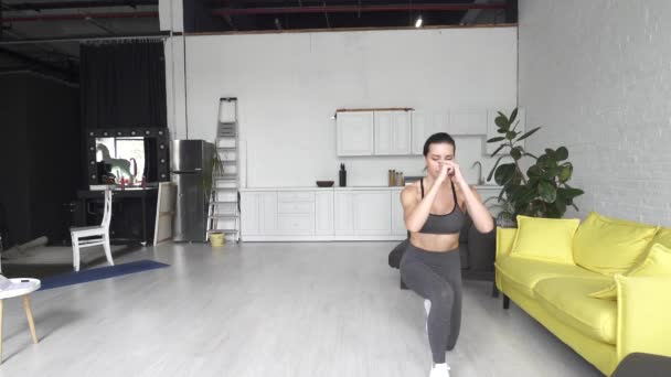 Frumos femeie tânără face fitness la domiciliu — Videoclip de stoc