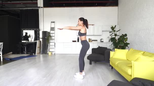 Wanita muda yang cantik melakukan latihan perut di kamar — Stok Video