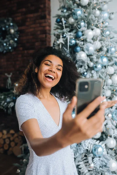 Perempuan Membuat Pesan Video atau Konsep Selfie Liburan. — Stok Foto