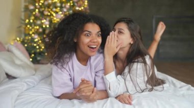 Yatakta iki tatlı kız arkadaş dedikodusu.