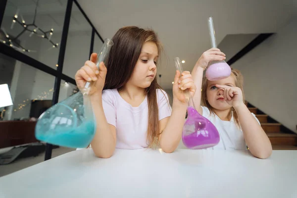 Bambine che fanno esperimenti chimici a casa — Foto Stock
