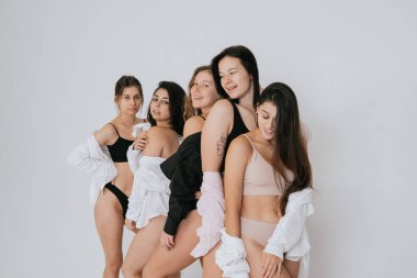 Çeşitli mankenler rahat iç çamaşırları giyiyor, birlikte vakit geçiriyorlar.