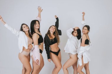 Çeşitli mankenler rahat iç çamaşırları giyiyor, birlikte vakit geçiriyorlar.