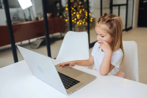 식탁에 앉아 있는 태블릿 컴퓨터를 사용하는 어린 소녀 — 스톡 사진