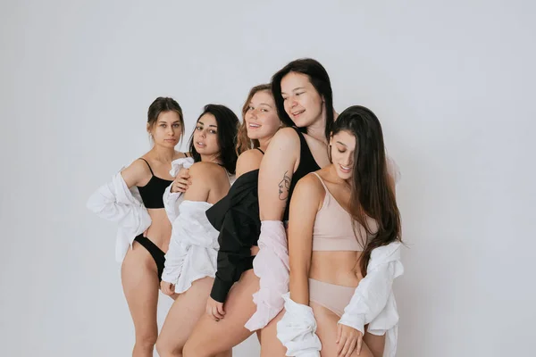 Diversos modelos vistiendo ropa interior cómoda, disfrutando del tiempo juntos —  Fotos de Stock