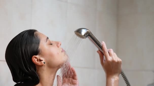 Жінка приймає довгий гарячий душ миє волосся у ванній — стокове відео
