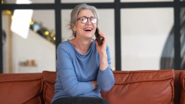 Son sınıf öğrencisinin akıllı telefondan konuşması.