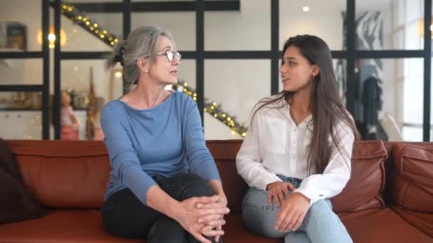 Молодая женщина навещает бабушку дома, женщины говорят — стоковое видео
