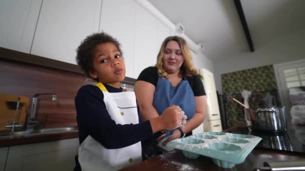 Mãe Feliz Filha Menina Divertindo Enquanto Cozinha Cozinha Família Étnica — Vídeo de Stock