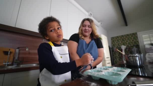 Feliz Mamá Niña Hija Divirtiéndose Mientras Cocinan Cocina Familia Étnica — Vídeos de Stock