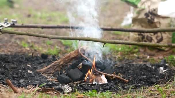 Zamknij Się Człowieku Rozpalający Ogień Lesie — Wideo stockowe