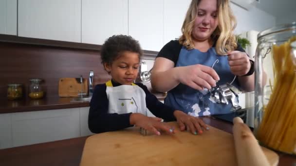 Счастливая Мама Дочка Веселятся Готовя Кухне Этнически Расово Смешанная Семья — стоковое видео