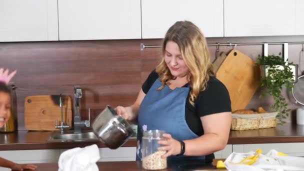 女性は台所で食べ物を準備している 自宅で料理 食料の準備 — ストック動画