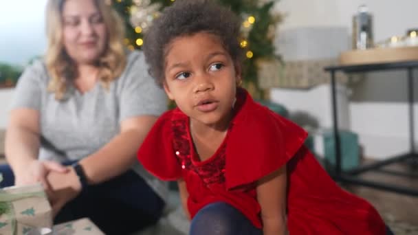 Eltern Und Kleine Kinder Amüsieren Sich Der Nähe Des Weihnachtsbaums — Stockvideo