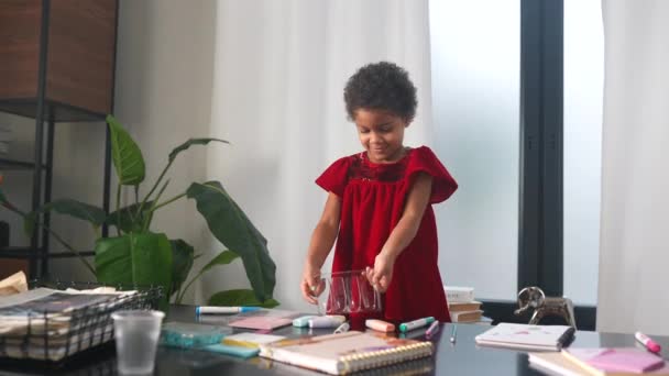 Little Czarny Piękne Dziewczyna Uczy Się Rysować Obraz Salonie Domu — Wideo stockowe