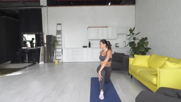 Piękna Młoda Kobieta Robi Ćwiczenia Dla Brzucha Macie Przed Kamerą — Wideo stockowe