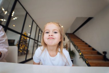 sevimli küçük kız kameraya bakıyor