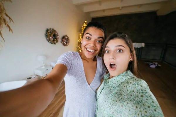 Two Girls Take Selfies Living Room Look Cameras Smile — Stock Photo, Image