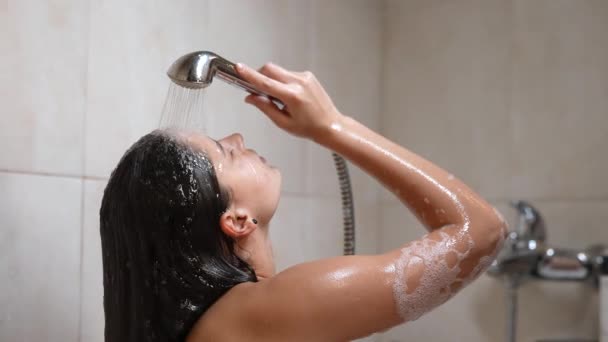 在现代设计的浴室里洗长发的女人 — 图库视频影像