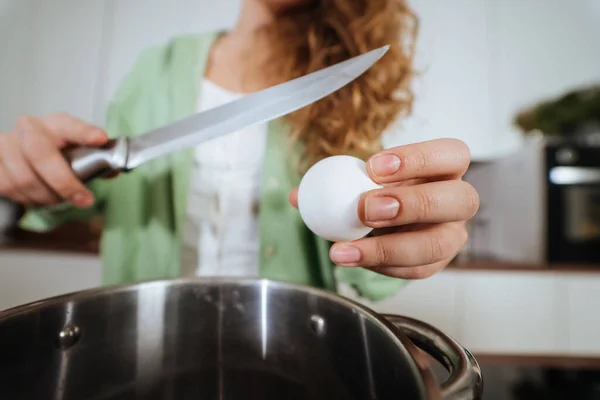 Mujer Está Preparando Comida Cocina Golpeando Huevos Cocinar Casa Preparar — Foto de Stock