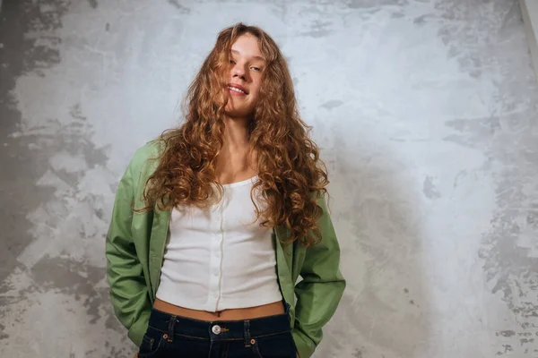 Una Mujer Guapa Mirando Cámara Imagen Del Estudio Una Hermosa —  Fotos de Stock