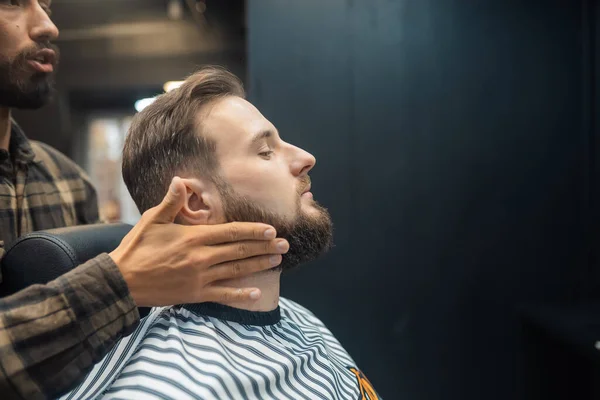 Facial Aplicación Loción Después Del Afeitado Peluquería Las Manos Maestras —  Fotos de Stock