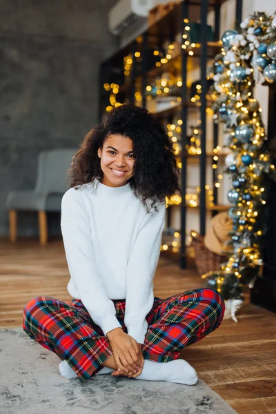 Hermosa Joven Afroamericana Mujer Suelo Feliz Cara Sonriendo Mirando Cámara —  Fotos de Stock