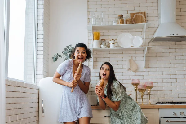 Duas Meninas Raças Diferentes Divertindo Juntos Cozinha — Fotografia de Stock