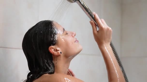 Женщина Принимает Долгий Горячий Душ Мыть Волосы Современной Ванной Комнате — стоковое видео