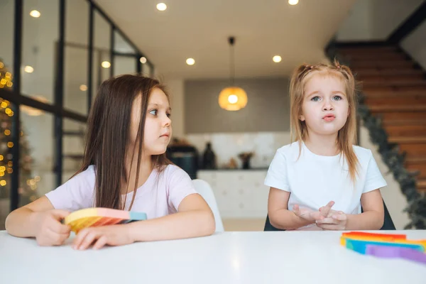 Foto Von Zwei Kleinen Mädchen Die Tisch Vor Der Kamera — Stockfoto