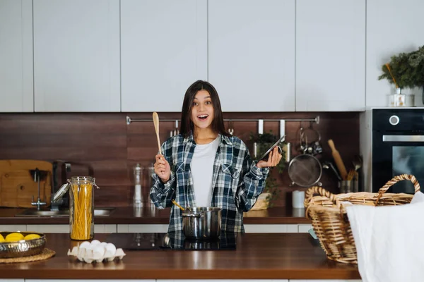 Frau Bereitet Essen Der Küche Kochen Hause Essen Zubereiten — Stockfoto