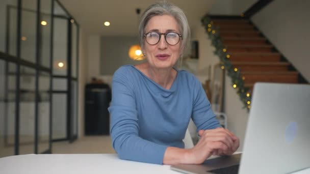 Glückliche Ältere Frau Mittleren Alters Liest Gute Nachrichten Und Schaut — Stockvideo
