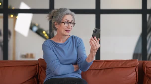 Natáčení Starší Ženy Mluví Smartphone Doma — Stock video