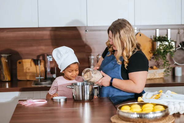 Счастливая Семья Веселится Кухне Мама Учит Свою Маленькую Дочь Готовить — стоковое фото
