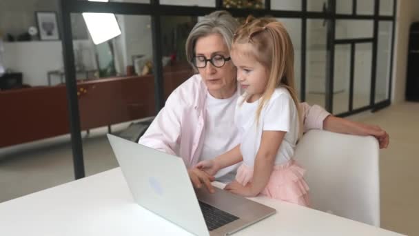 Criança Avó Olhando Para Câmera Com Laptop Casa — Vídeo de Stock