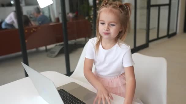 Mutlu Küçük Kız Tablet Bilgisayar Kullanıyor — Stok video