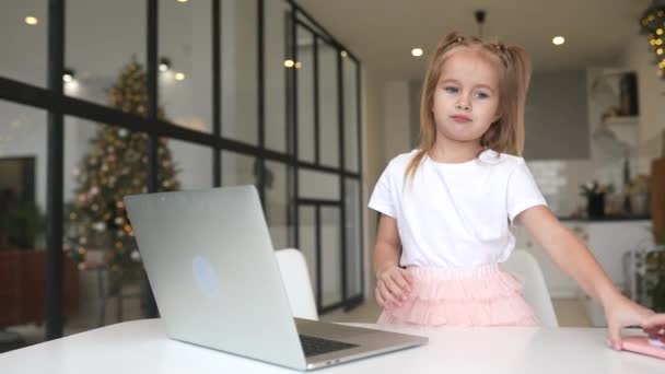 Küçük Çocuk Dizüstü Bilgisayarla Masada Oturuyor Cep Telefonunu Evde Tutuyor — Stok video