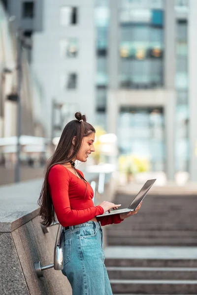 Beautiful Young Woman Street Working Using Computer Laptop — ストック写真