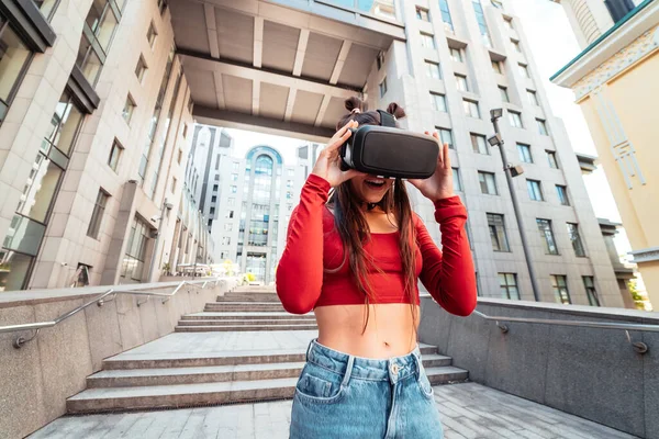 Woman Virtual Reality Helmet Walks Street — Fotografia de Stock