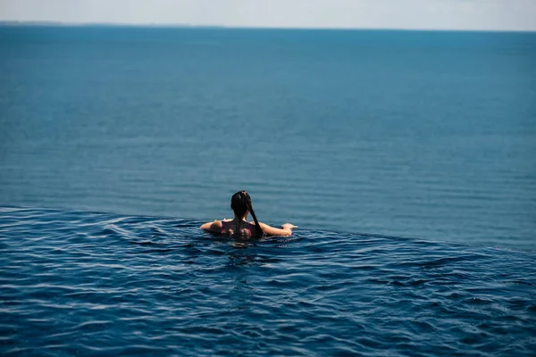 Happy Woman Swimsuit Swimming Infinity Pool Luxury Hotel Seafront Relaxing — Fotografia de Stock