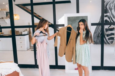 Evde giyinmeye çalışan güzel kadınların görüntüsü