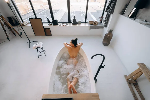 Mulher Feliz Tomando Banho Casa Relaxamento Bem Estar Vista Superior — Fotografia de Stock