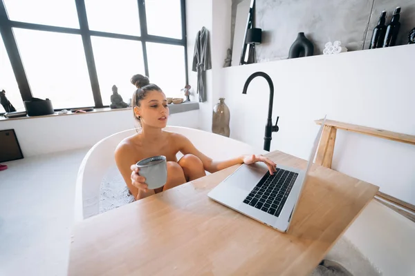 Junge Frau Arbeitet Laptop Während Sie Hause Eine Badewanne Nimmt — Stockfoto