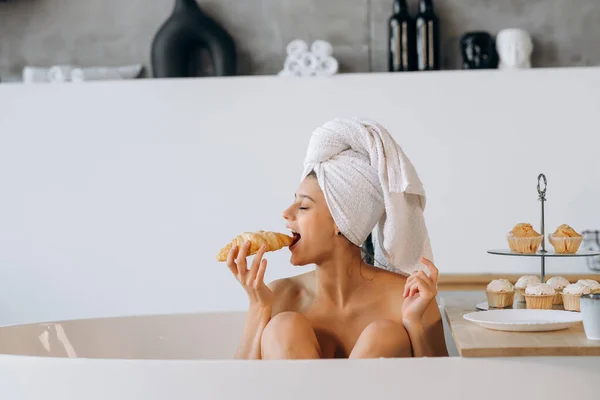 Fashion Woman Morning Lying Bath Having Breakfast — Foto Stock