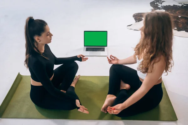 Two Young Women Meditating Lotus Pose Yoga — Stock fotografie