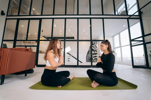 Två Unga Kvinnor Mediterar Lotus Posera Med Händerna Namaste Yoga — Stockfoto