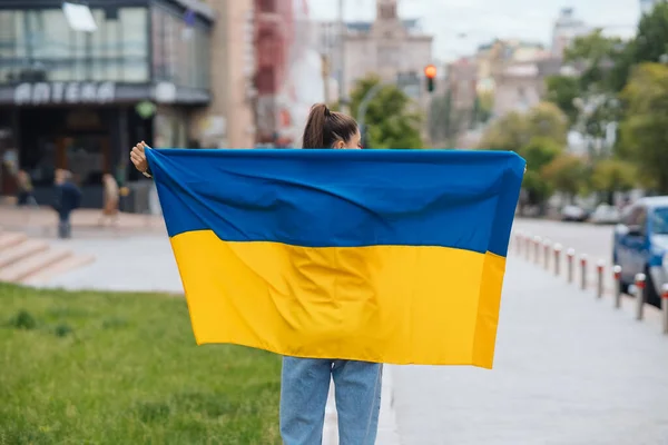 Mladá Žena Národní Vlajkou Ukrajiny Procházky Městě — Stock fotografie