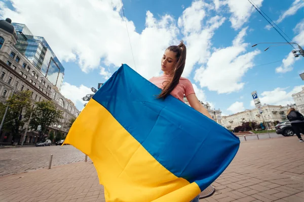 Young Woman National Flag Ukraine Walking City — ストック写真