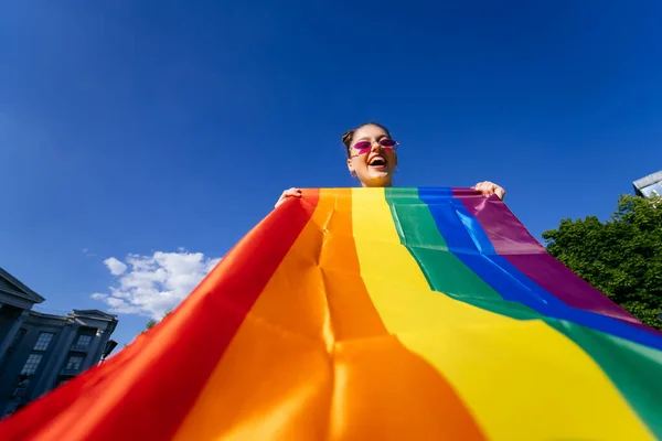 Una Giovane Donna Sviluppa Una Bandiera Arcobaleno Contro Cielo Sostegno — Foto Stock